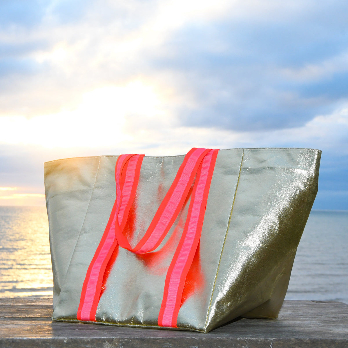 SHEENY GOLD BEACH BAG with PINK Cockatoo