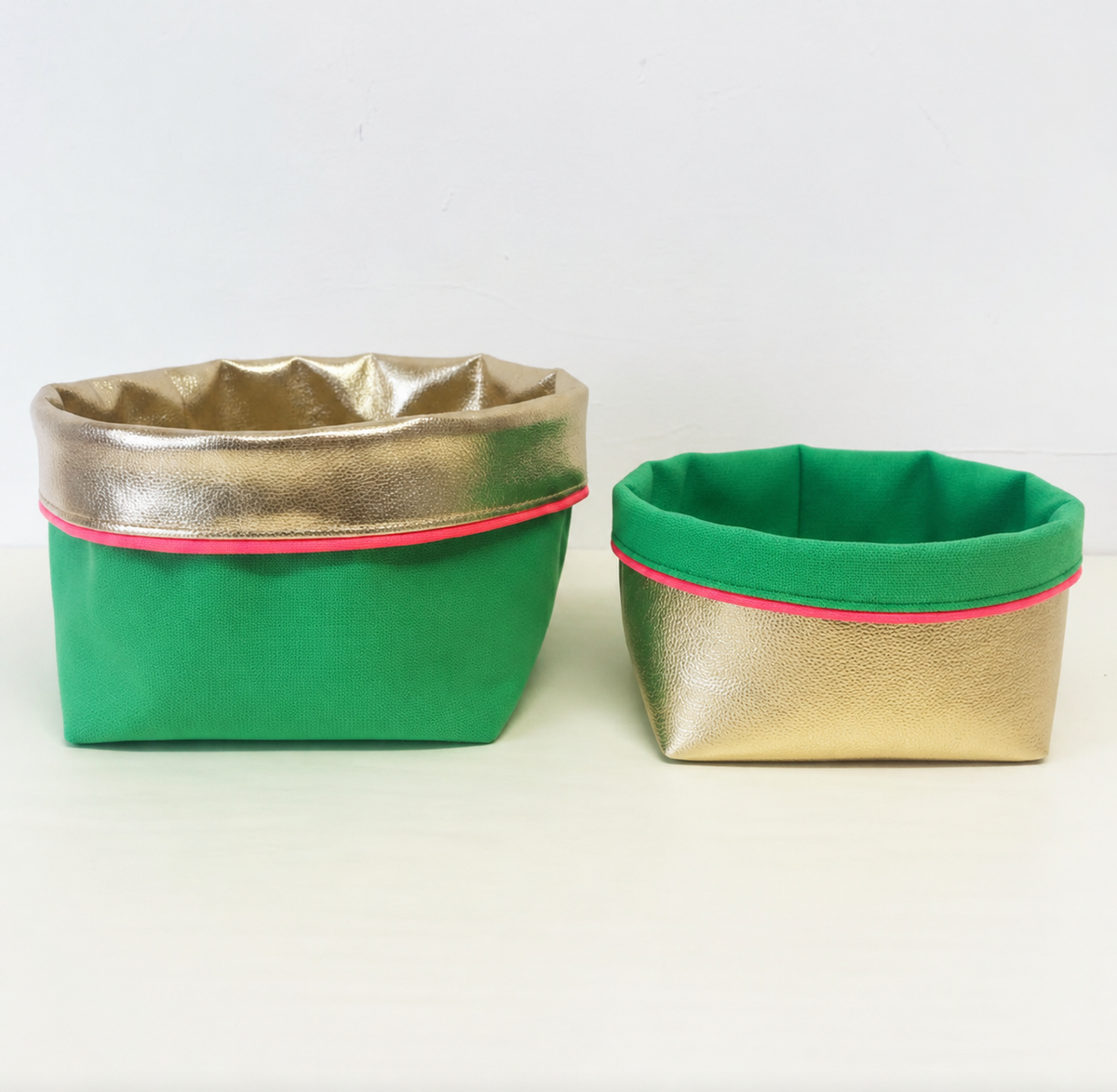 REVERSIBLE OLIVE FABRIC STORAGE POT | GREEN/GOLD Cockatoo