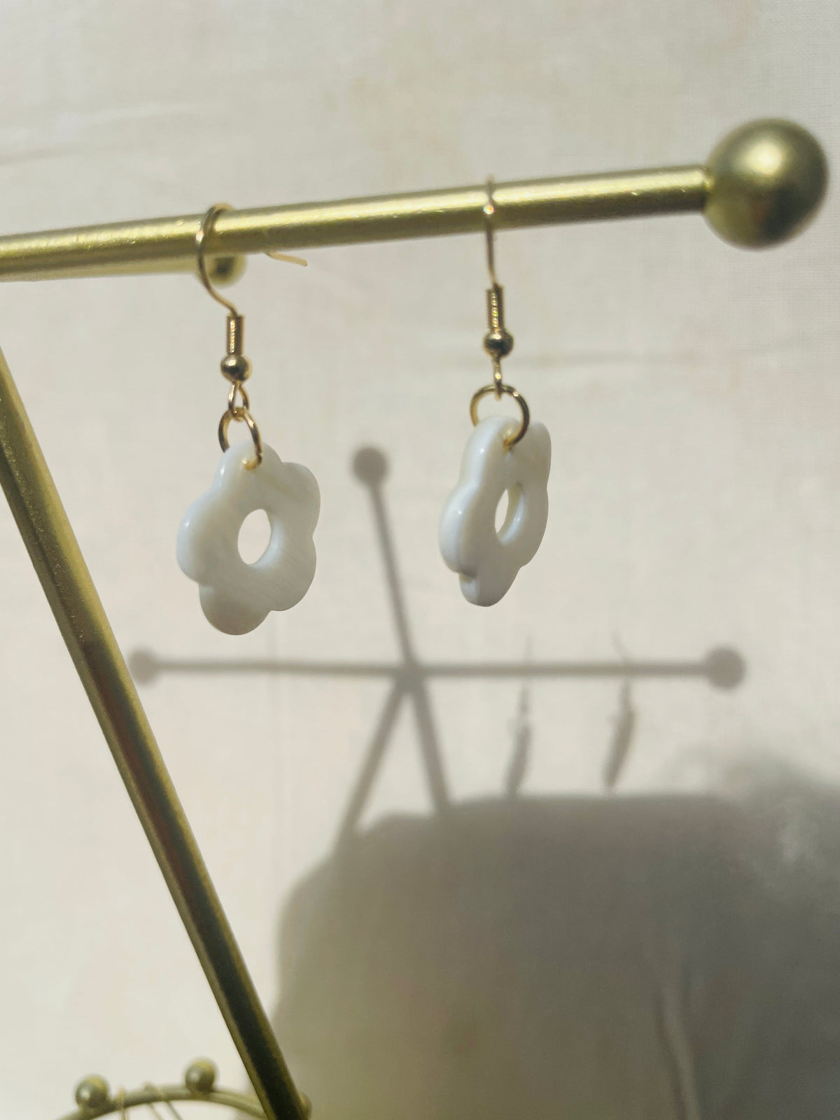 SMALL NATURAL FLOWER EARRINGS Cockatoo