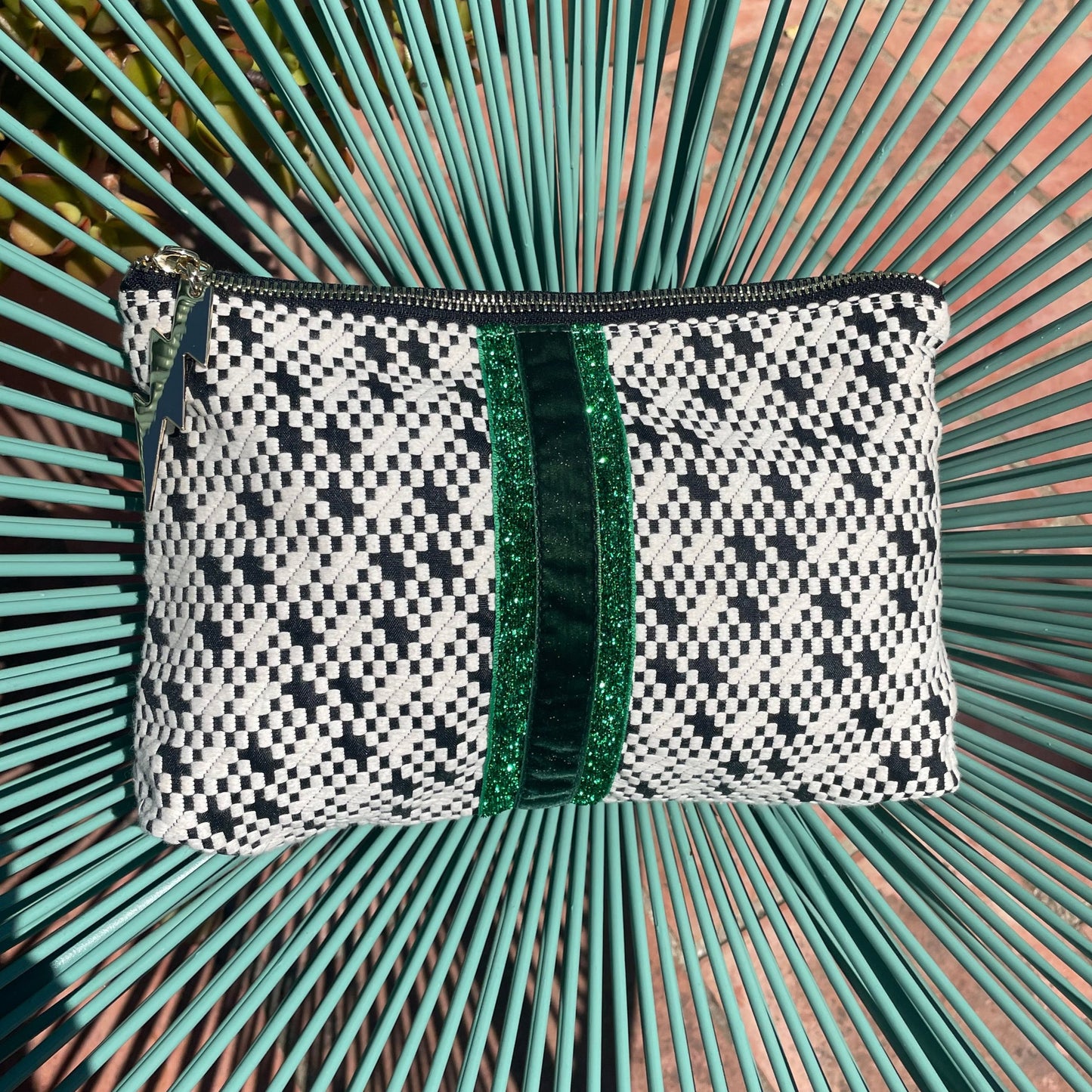 BLACK/WHITE WEAVE CLUTCH