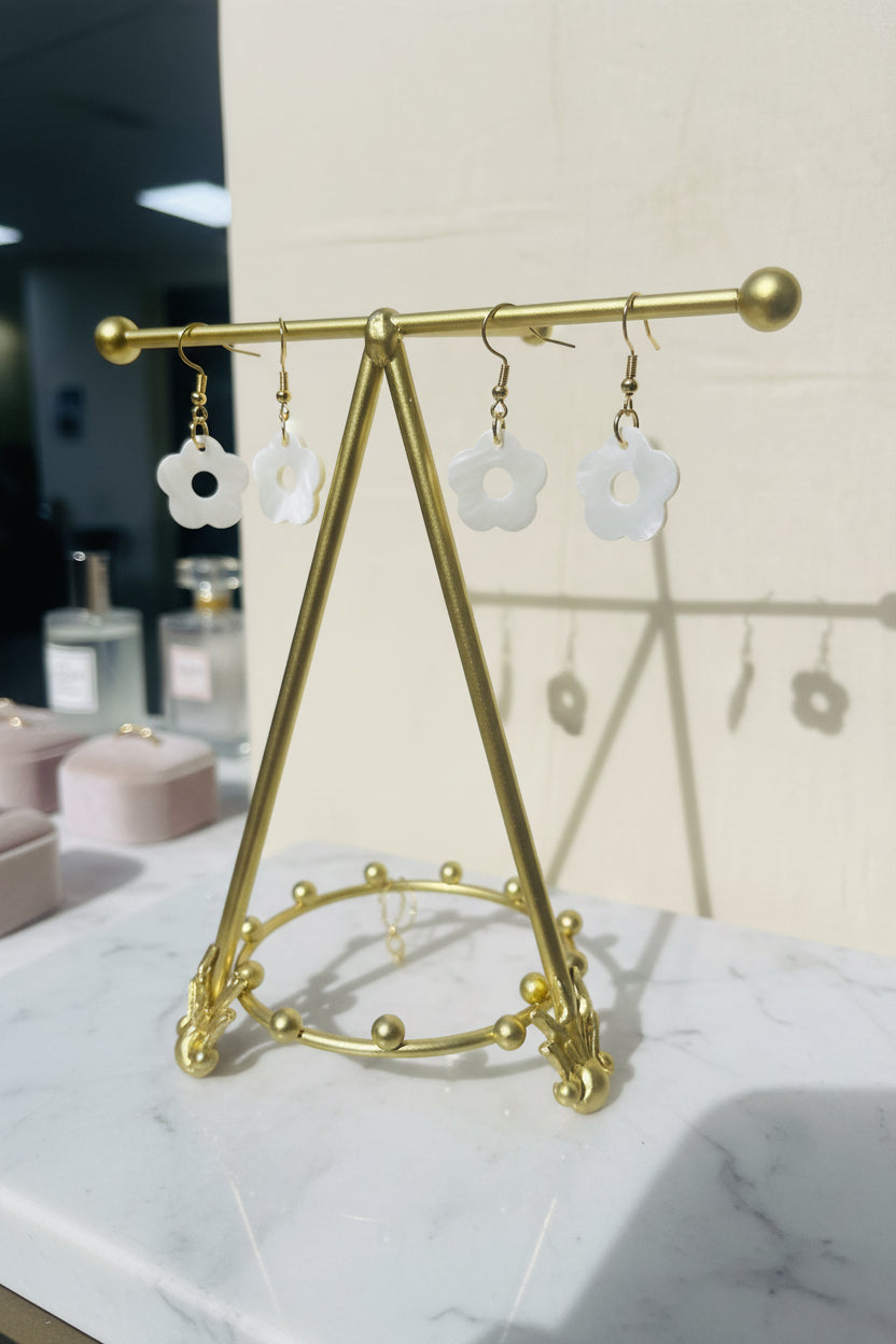 SMALL NATURAL FLOWER EARRINGS Cockatoo