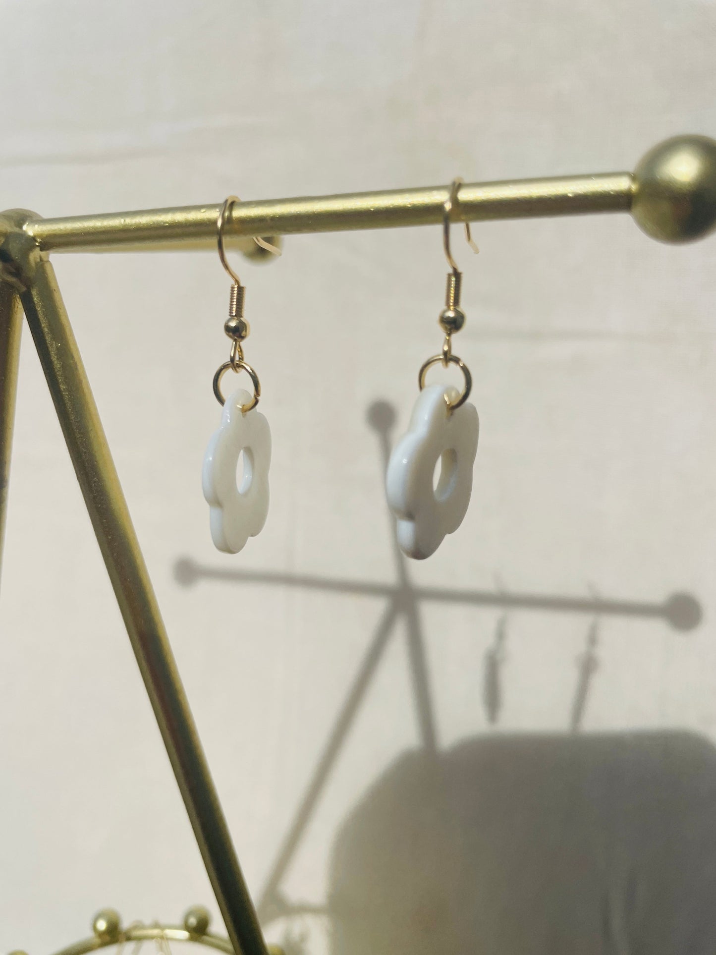 SMALL NATURAL FLOWER EARRINGS Cockatoo